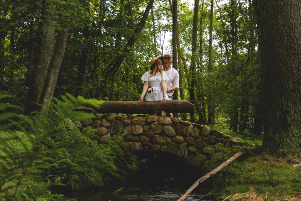 Para w lesie sesja narzeczeńska, Łódź, fotografia, sesja, fotograf ślubny w Łodzi, wesele, ślub, para młoda, fotograf Łódź