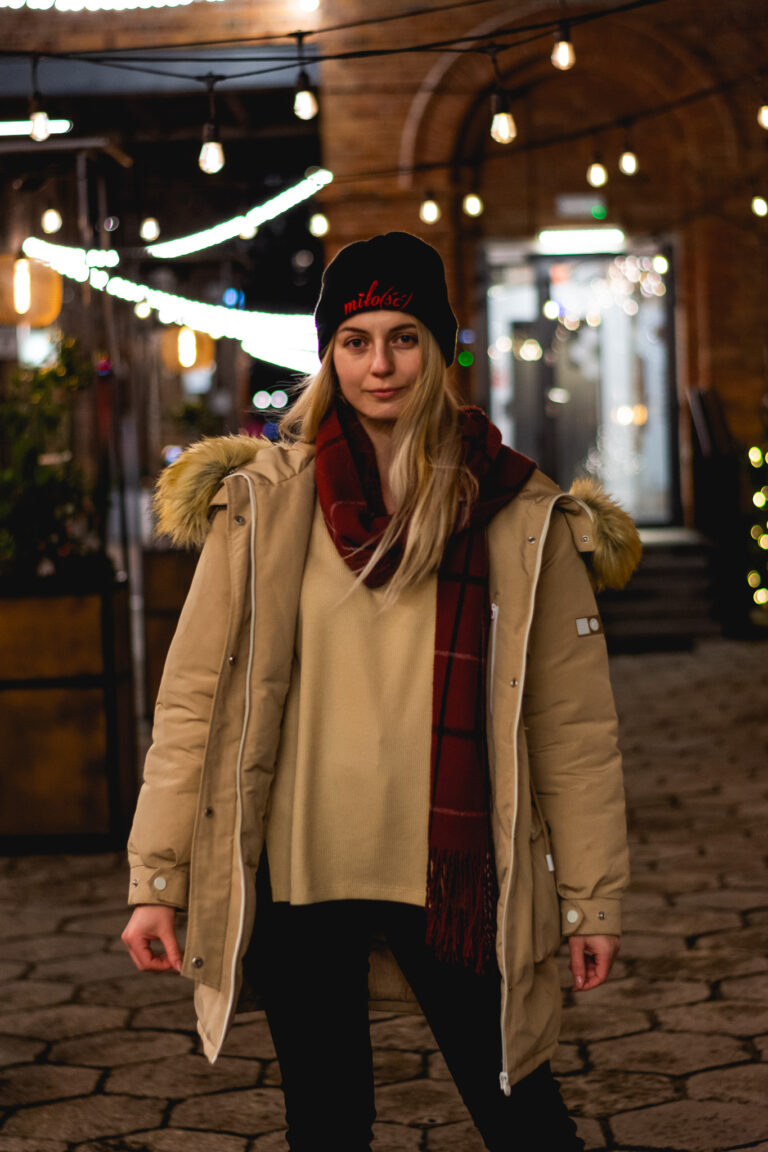 sesja lifestyle, Łódź, fotografia, jarmark w Łodzi, kobieta, zima, święta, fotograf sesja reportaż, fotograf w Łodzi