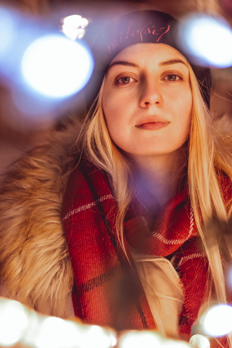 sesja lifestyle, Łódź, fotografia, jarmark w Łodzi, kobieta, zima, święta, fotograf sesja reportaż, fotograf w Łodzi