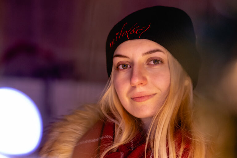 sesja lifestyle, Łódź, fotografia, jarmark w Łodzi, kobieta, zima, święta, fotograf sesja reportaż, fotograf w Łodzi