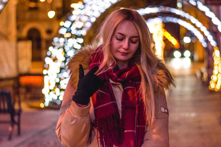 sesja lifestyle, Łódź, fotografia, jarmark w Łodzi, kobieta, zima, święta, fotograf sesja reportaż, fotograf w Łodzi