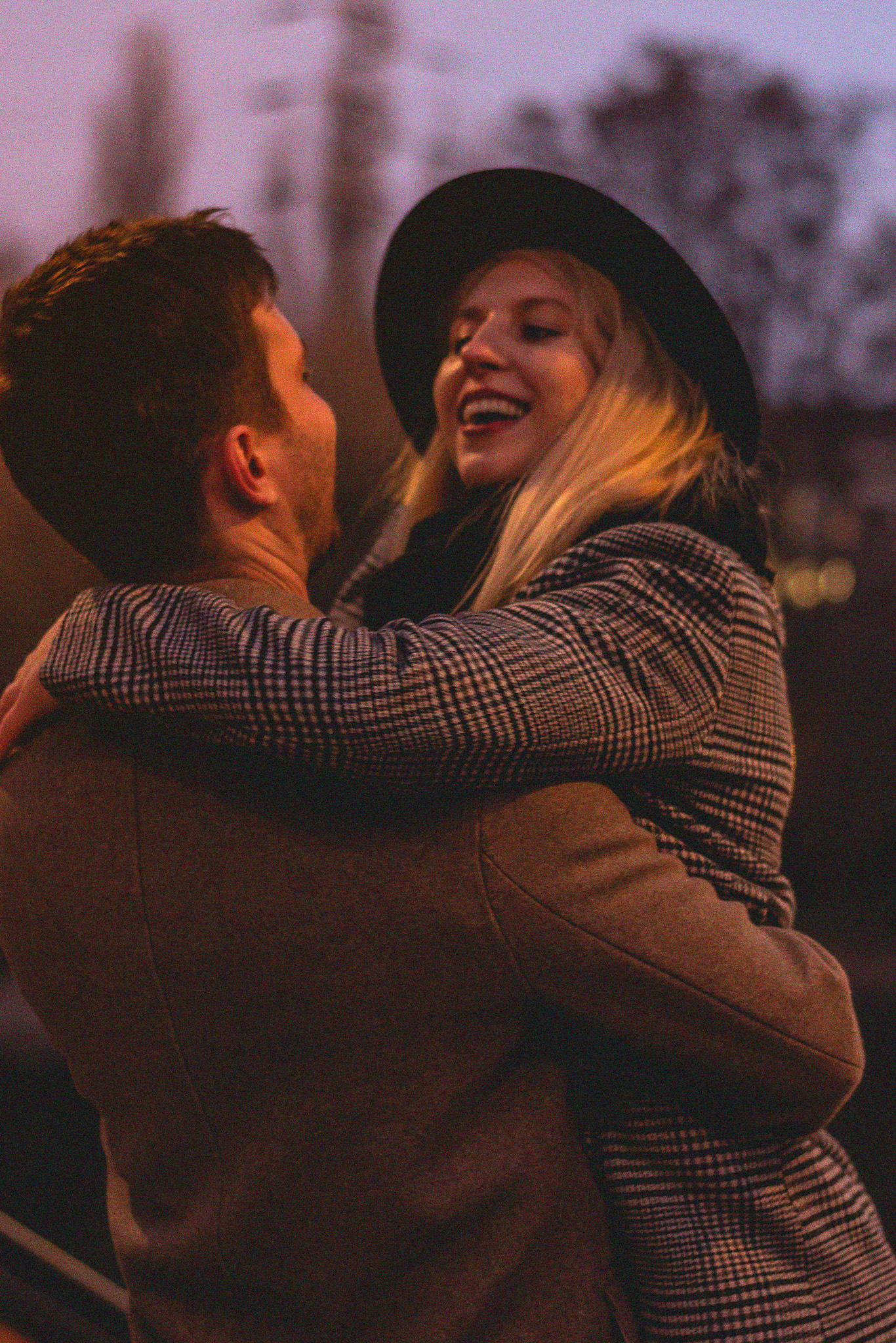 Urok Łodzi, Zdjęcie emanuje naturalnymi emocjami, Zakochana Para, Sesja narzeczeńska pary w Łodzi, 5 lokalizacji na sesję narzeczeńską Sesja narzeczeńska pary w Łodzi,